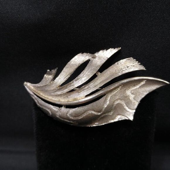 Vintage Leaf Brooch, Silver Tone, JJ Jonette Jewelry, 1970s, 2 1/2 Inches - Picture 6 of 10
